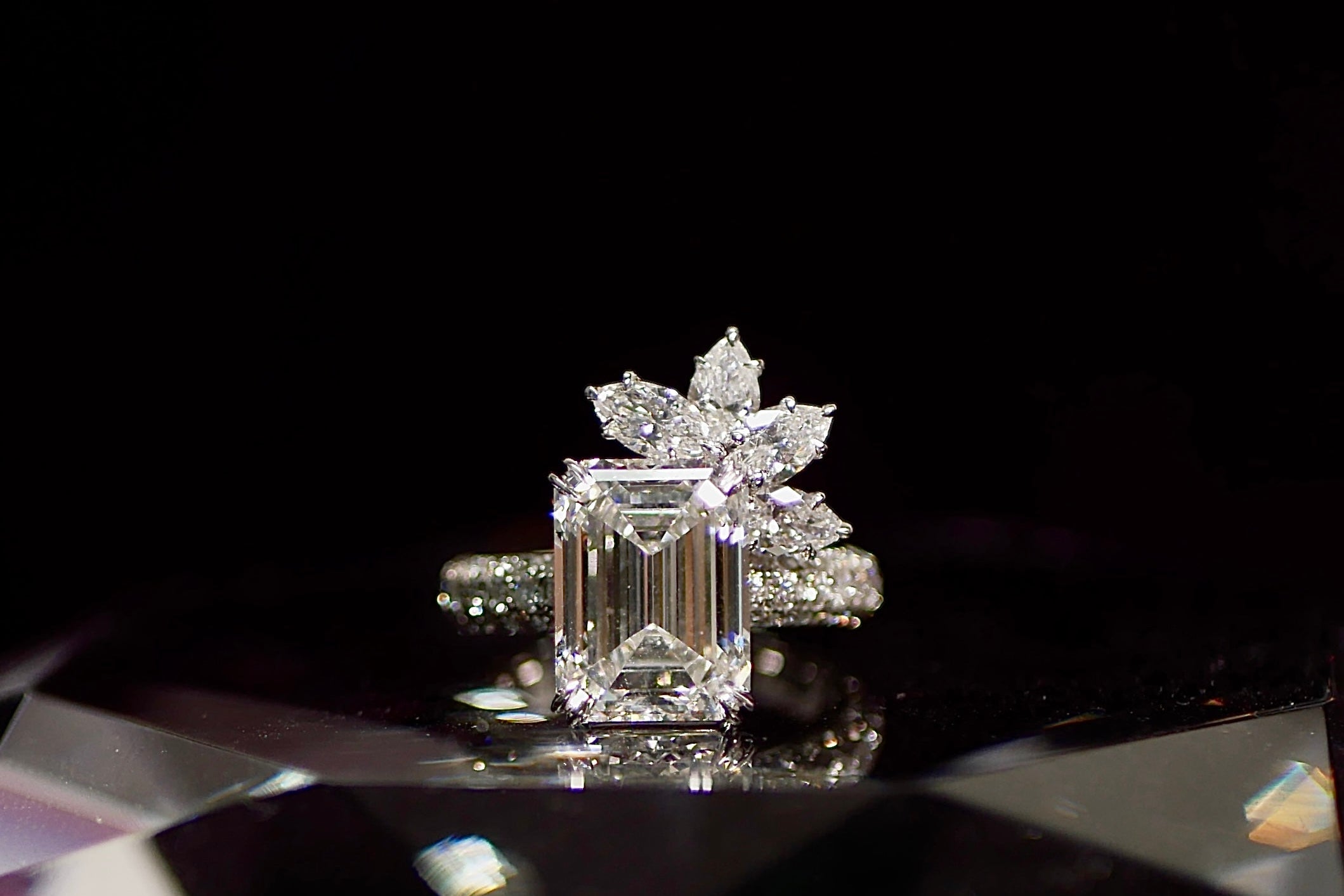 VALMORÉ Emerald Cluster Ring