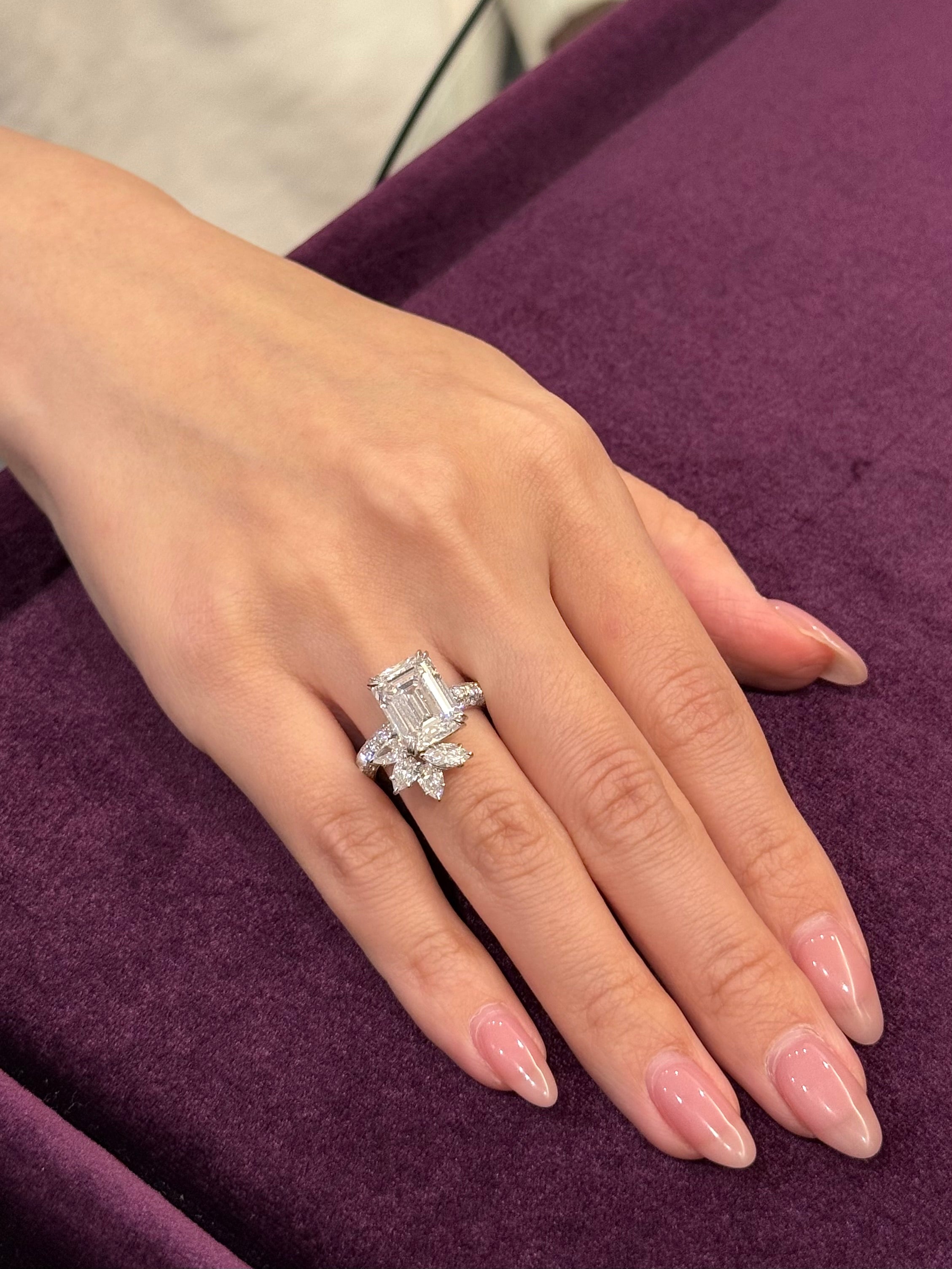 VALMORÉ Emerald Cluster Ring