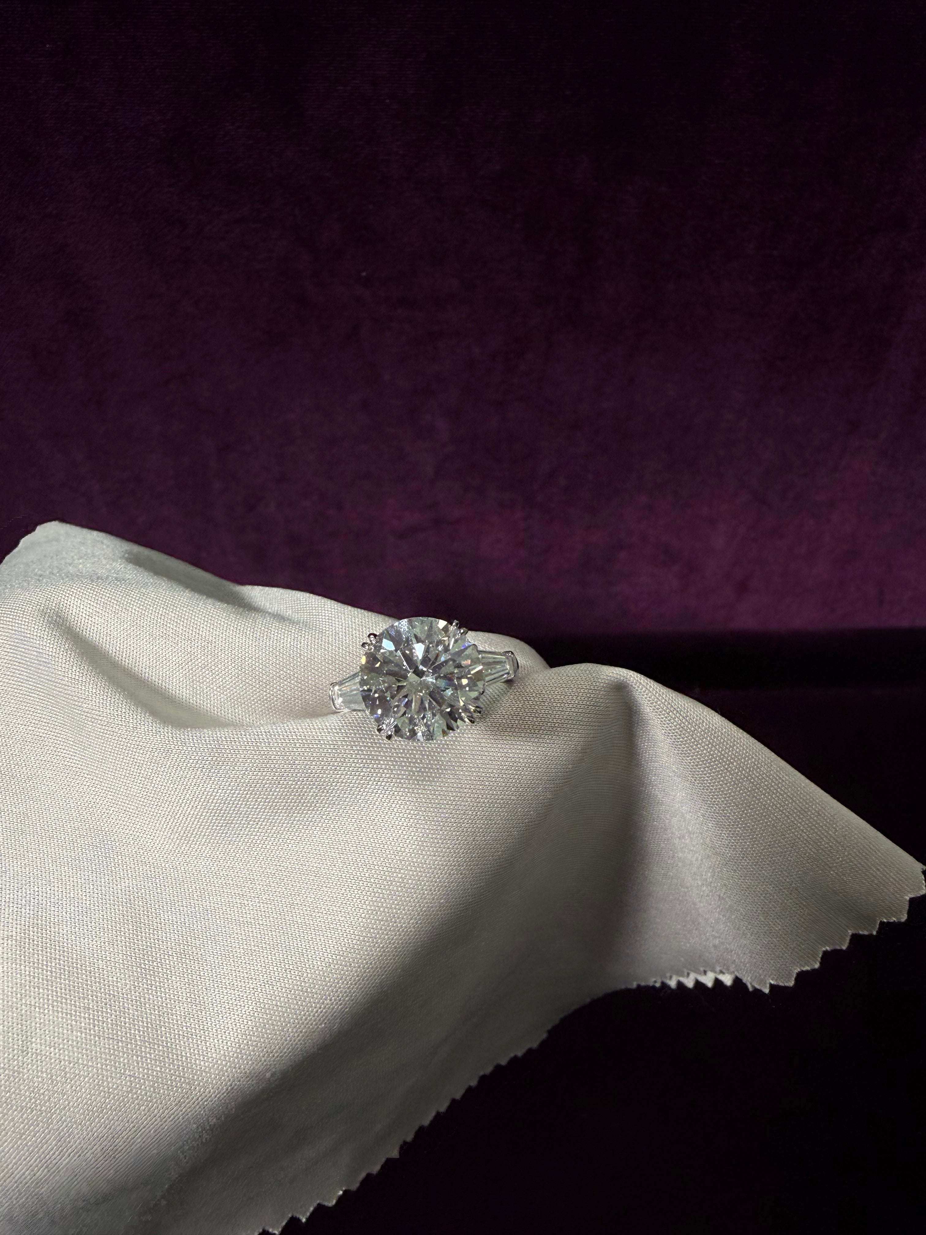 Round Diamond Ring (with Tapered Baguette)