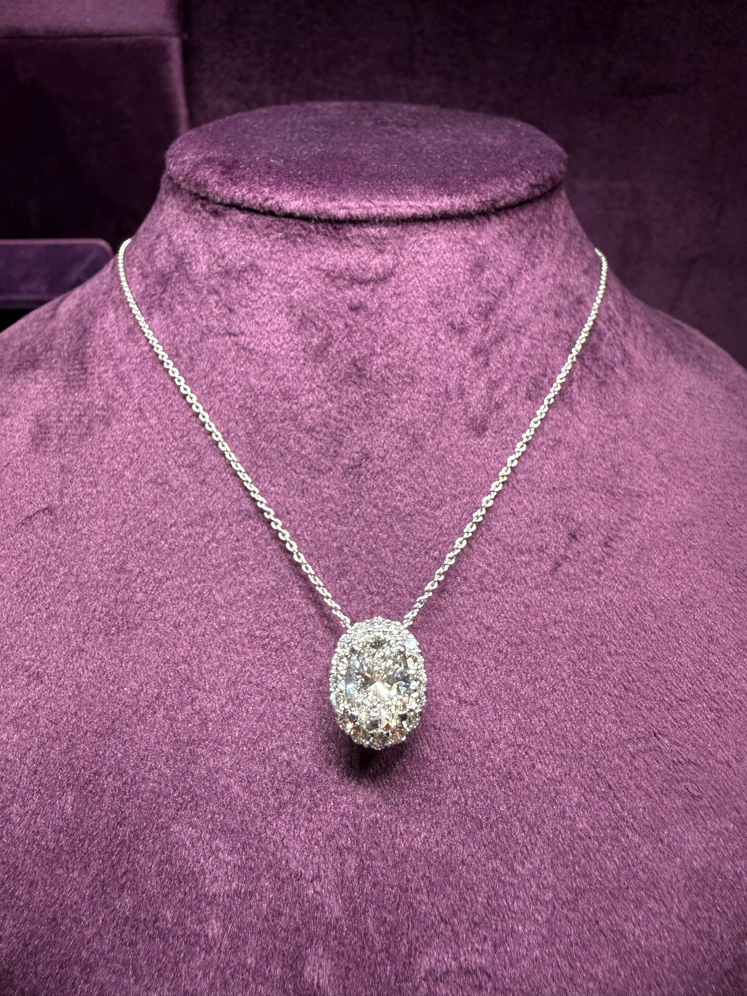 Ovalcut Halo Necklace